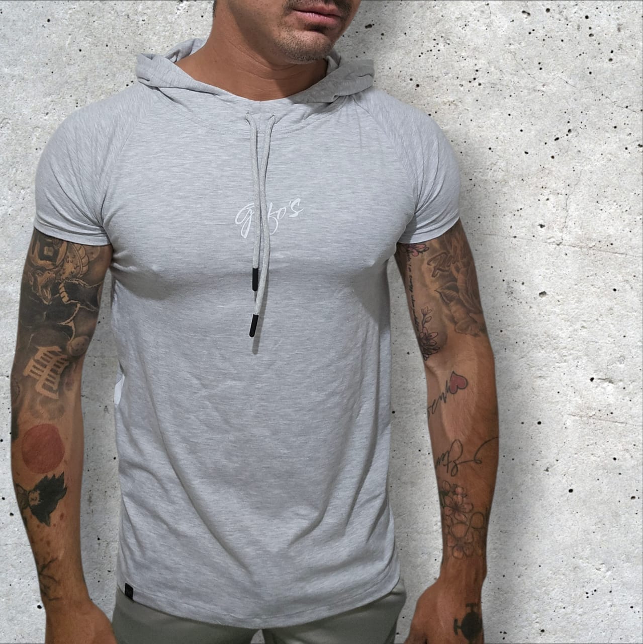 Polera con capucha ajustada Gris - Manga corta - Glifo's