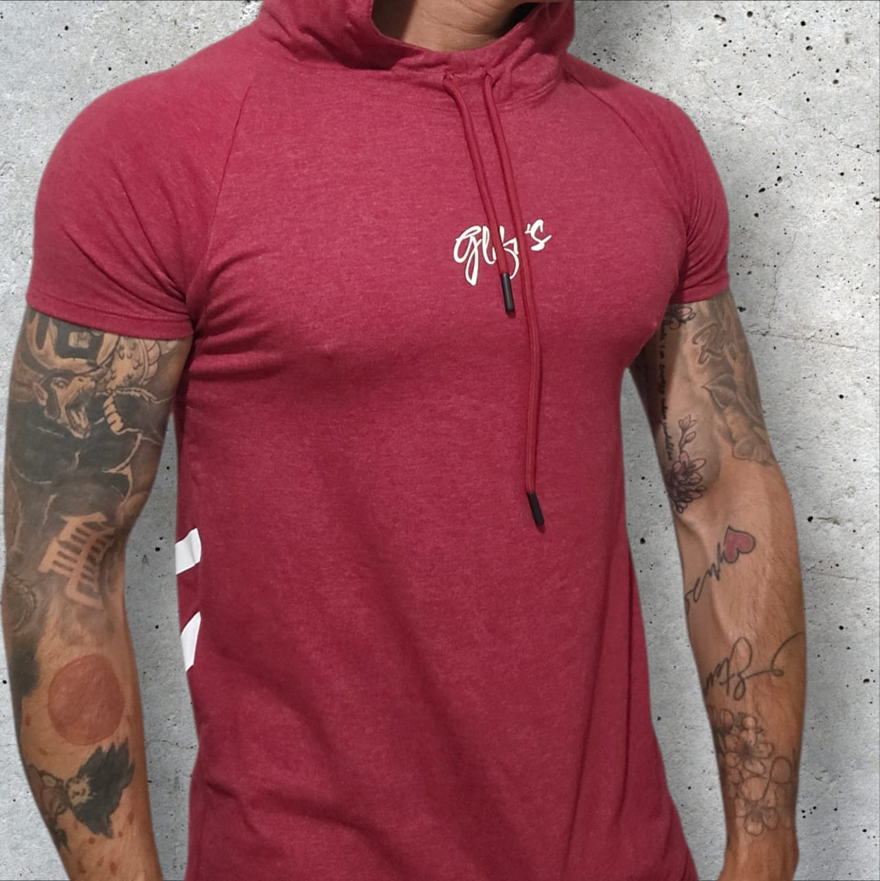 Polera con capucha ajustada Burdeo - Manga corta - Glifo's