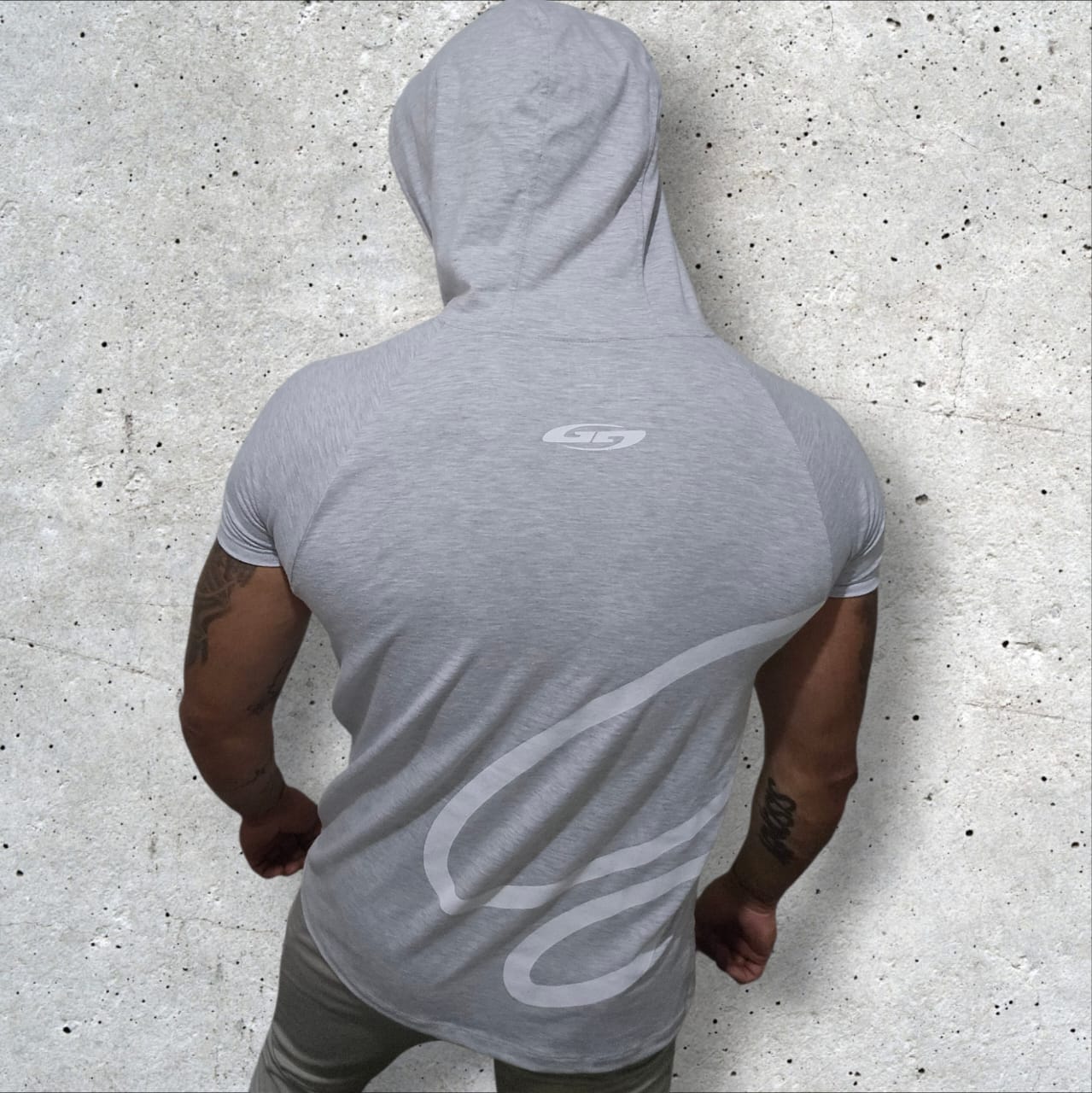 Polera con capucha ajustada Gris - Manga corta - Glifo's